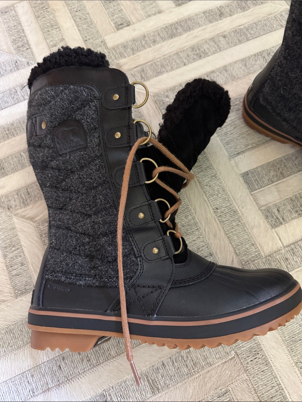Sorel Women's Trivioli Black and Brown Winter Lace-Up Boot